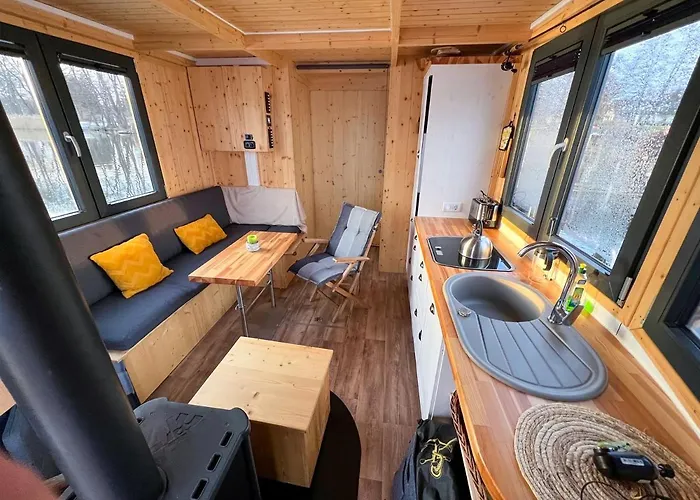 Hausboot Jawe Auf Der Kleinseenplatte *